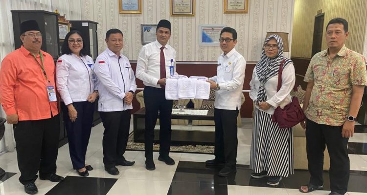 TEKS: Direktur Utama Perumda Tirtanadi Sumut Kabir Bedi membagikan 8.500 handuk untuk jamaah calon haji (calhaj)Sumut embarkasi Medan di Asrama Haji Medan Jalan Abdul Haris Nasution, Senin (22/05/2023).(Foto:informasiterpercaya.com)