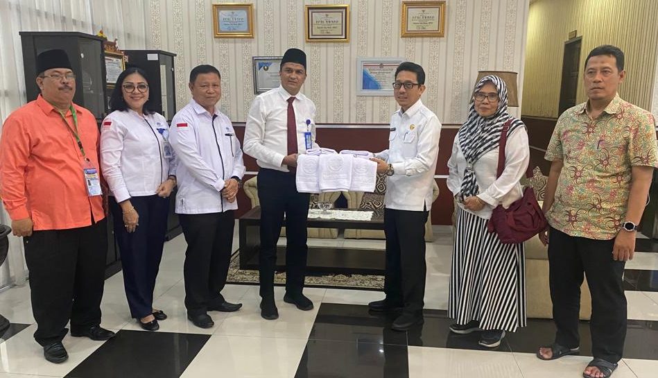 TEKS: Direktur Utama Perumda Tirtanadi Sumut Kabir Bedi membagikan 8.500 handuk untuk jamaah calon haji (calhaj)Sumut embarkasi Medan di Asrama Haji Medan Jalan Abdul Haris Nasution, Senin (22/05/2023).(Foto:informasiterpercaya.com)