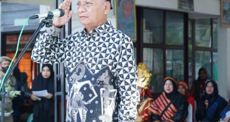 TEKS: Bupati Asahan H Surya, BSc saat foto bersama dengan para insan/stakeholder peduli pendidikan dan berdedikasi tinggi terhadap dunia Pendidikan di Kabupaten Asahan.(Dok)