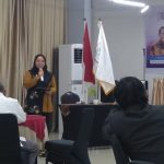 TEKS: Kepala Bidang Informasi dan Komunikasi Publik Kominfosu Harvina Zuhra STP MSi saat membacakan pidato Wagubsu secara tertulis pada acara kegiatan training center dan silaturahmi Serikat Media Siber Indonesia (SMSI) Sumut di Hotel Saka Jalan Ring Road Medan, Minggu (07/05/2023).(Foto/informasiterpercaya.com)