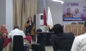 TEKS: Kepala Bidang Informasi dan Komunikasi Publik Kominfosu Harvina Zuhra STP MSi saat membacakan pidato Wagubsu secara tertulis pada acara kegiatan training center dan silaturahmi Serikat Media Siber Indonesia (SMSI) Sumut di Hotel Saka Jalan Ring Road Medan, Minggu (07/05/2023).(Foto/informasiterpercaya.com)