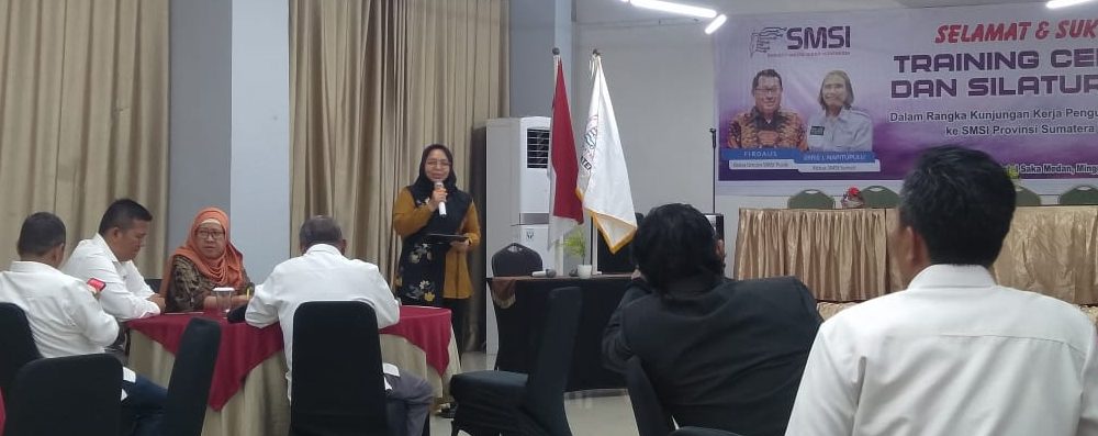 TEKS: Kepala Bidang Informasi dan Komunikasi Publik Kominfosu Harvina Zuhra STP MSi saat membacakan pidato Wagubsu secara tertulis pada acara kegiatan training center dan silaturahmi Serikat Media Siber Indonesia (SMSI) Sumut di Hotel Saka Jalan Ring Road Medan, Minggu (07/05/2023).(Foto/informasiterpercaya.com)