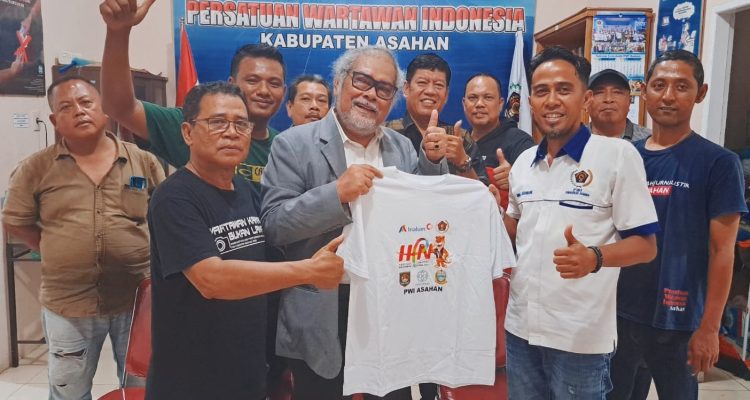 TEKS: Ketua Umum Komnas Perlindungan Anak (PA), Arist Merdeka Sirait saat foto bersama dengan Ketua PWI Kabupaten Asahan, Indra Sikoembang, Pengurus da Anggota PWI Asahan.(Foto:informasiterpercaya.com)