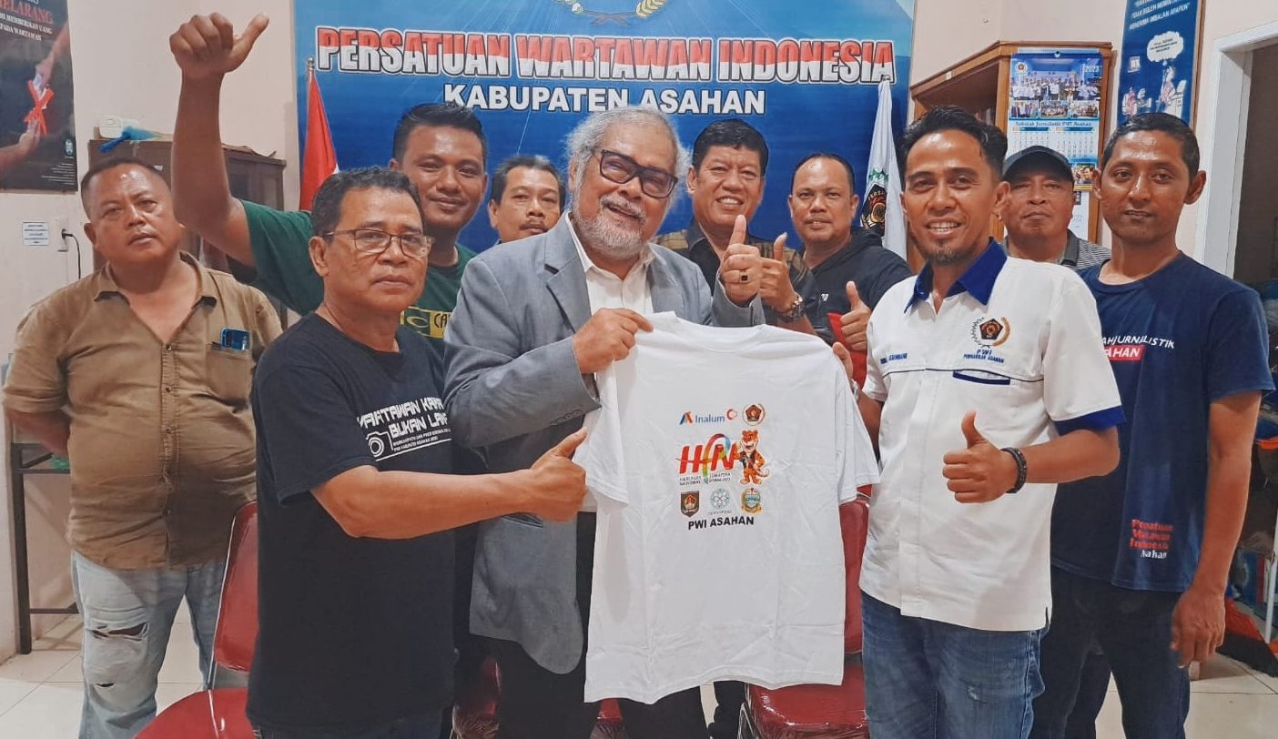 TEKS: Ketua Umum Komnas Perlindungan Anak (PA), Arist Merdeka Sirait saat foto bersama dengan Ketua PWI Kabupaten Asahan, Indra Sikoembang, Pengurus da Anggota PWI Asahan.(Foto:informasiterpercaya.com)