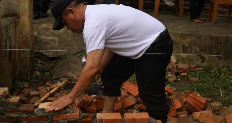 TEKS: Wali kota Tanjung Balai Waris Tholib ikut gotongroyong bersama masyarakat memperbaiki rumah Farida (61) yang terletak di Jalan Singosari, Kelurahan Gading, Kecamatan Datuk Bandar.(Foto:informasiterpercaya.com)