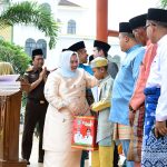 TEKS: Bupati Kasmarni menyerahkan penghargaan kepada juara 1 program Hafiz Indonesia 2023 RCTI asal Kabupaten Bengkalis, Muhammad Mutawakil Mahbub.(Dok)