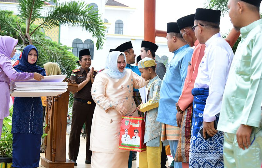 TEKS: Bupati Kasmarni menyerahkan penghargaan kepada juara 1 program Hafiz Indonesia 2023 RCTI asal Kabupaten Bengkalis, Muhammad Mutawakil Mahbub.(Dok)