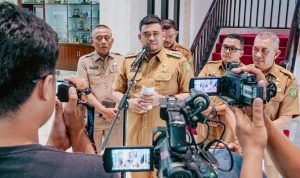 TEKS: Wali Kota Medan Bobby Nasution saat memberikan keterangan pers terkait penggunaan medsos agar dengan bijak.(Foto:informasiterpercaya.com)