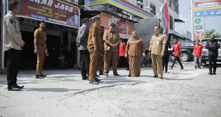 TEKS: Disela-sela peninjauan pelaksanaan Asesmen Sumatif (Ujian Akhir) untuk siswa SD dan SMP di Kecamatan Mandau, Bathin Solapan dan Pinggir, Kepala Daerah Bengkalis singgah di Jalan Mawar.(Foto:informasiterpercaya.com)