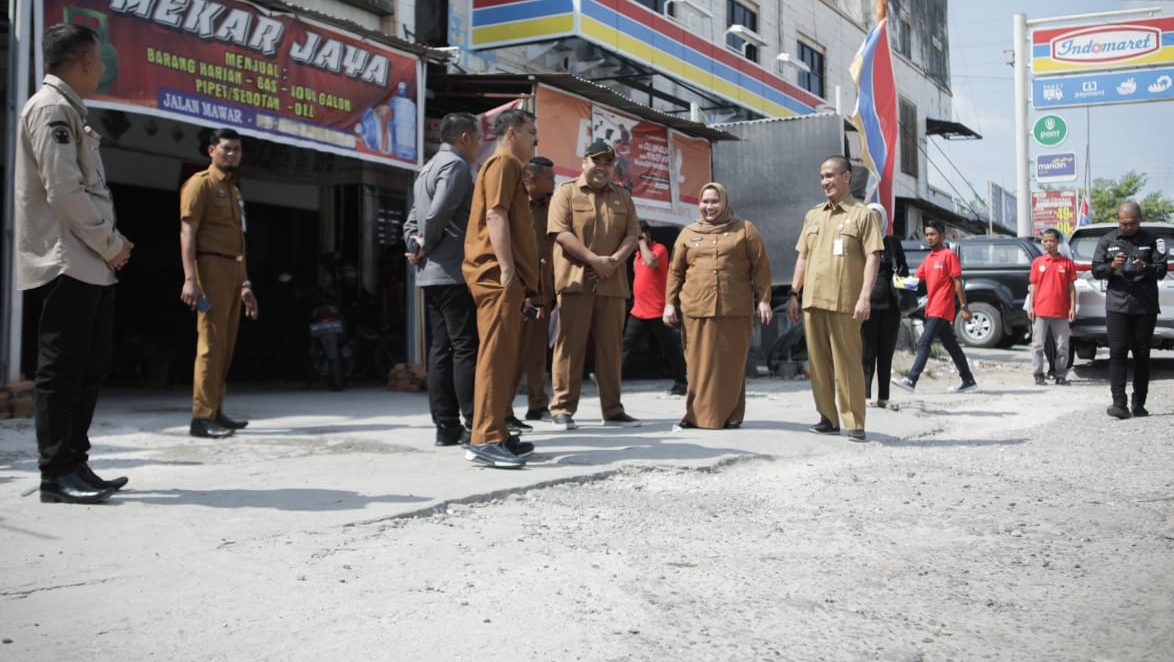 TEKS: Disela-sela peninjauan pelaksanaan Asesmen Sumatif (Ujian Akhir) untuk siswa SD dan SMP di Kecamatan Mandau, Bathin Solapan dan Pinggir, Kepala Daerah Bengkalis singgah di Jalan Mawar.(Foto:informasiterpercaya.com)