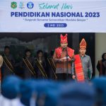 TEKS: Pakaian Adat Multietnis yang dikenakan para peserta Upacara Bendera dalam rangka memperingati Hari Pendidikan Nasional (Hardiknas) tahun 2023 yang digelar Pemko Medan di halaman kantor Wali Kota Medan menyemarakkan peringatan Hardiknas, Selasa (2/5).(Foto/informasiterpercaya.com)