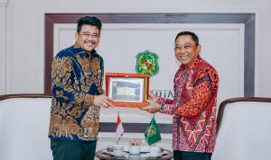 TEKS: Wali Kota Medan Bobby Nasution saat menerima kedatangan Kepala Otoritas Jasa Keuangan (OJK) Regional 5 Sumatera Bagian Utara (Sumbagut) Bambang Mukti Riyadi di Balai Kota Medan, Kamis (4/5/2023).(Ist)