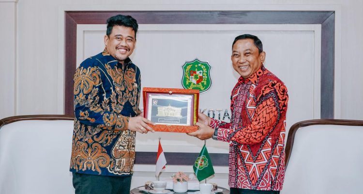 TEKS: Wali Kota Medan Bobby Nasution saat menerima kedatangan Kepala Otoritas Jasa Keuangan (OJK) Regional 5 Sumatera Bagian Utara (Sumbagut) Bambang Mukti Riyadi di Balai Kota Medan, Kamis (4/5/2023).(Ist)