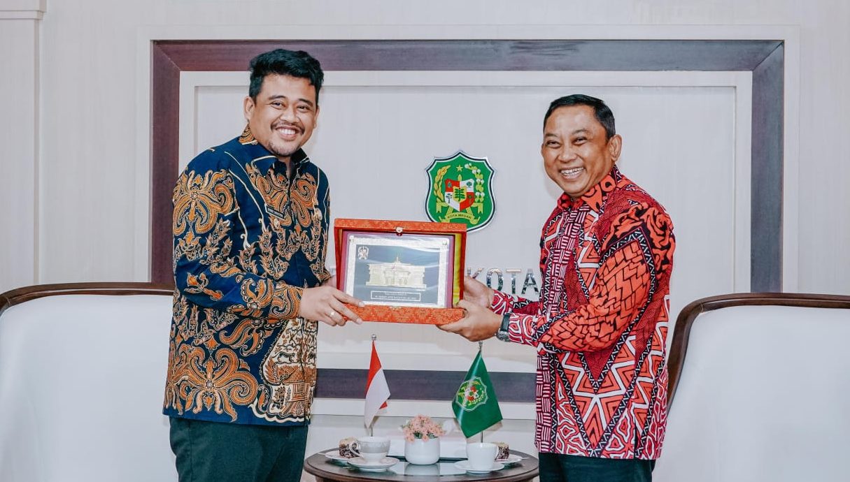 TEKS: Wali Kota Medan Bobby Nasution saat menerima kedatangan Kepala Otoritas Jasa Keuangan (OJK) Regional 5 Sumatera Bagian Utara (Sumbagut) Bambang Mukti Riyadi di Balai Kota Medan, Kamis (4/5/2023).(Ist)