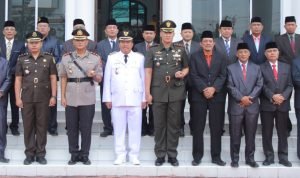 Keterangan Foto : Wabup Asahan Taufik Zainal Abidin Siregar, S.Sos, MSi saat foto bersama dengan Forkopimda usai memperingati Hari Otonomi Daerah (Otda) ke XXVII Tahun 2023 di Halaman Kantor Bupati Asahan.(Dok)