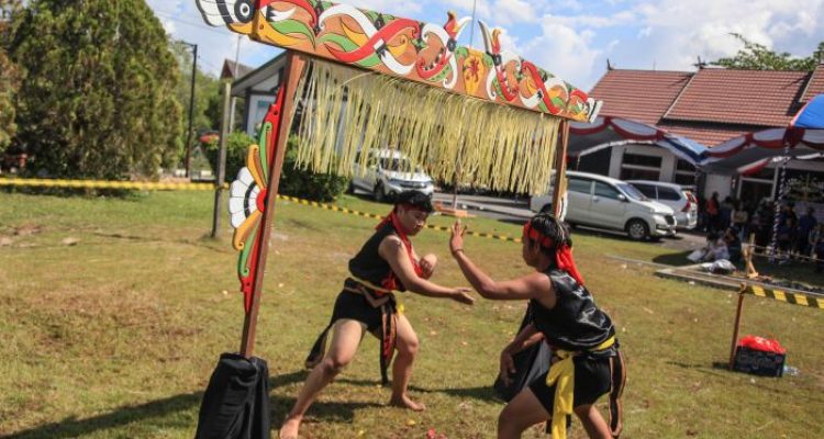 Atraksi silat tradisional Lawang Sakepeng Dayak Kalimantan Tengah di halaman Disparbudpora Palangka Raya, Kalimantan Tengah.(Foto:Dok)