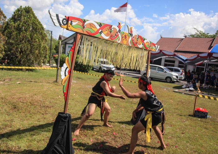 Atraksi silat tradisional Lawang Sakepeng Dayak Kalimantan Tengah di halaman Disparbudpora Palangka Raya, Kalimantan Tengah.(Foto:Dok)