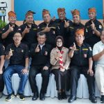 TEKS: Wakil Bupati Asahan Taufik Zainal Abidin Siregar, S.Sos, MSi saat foto bersama dengan Ketua Umum Pengprov Perbakin Sumatera Utara Mayjend TNI Achmad Daniel Chardin usai menghadiri Pelantikan Pengurus Perbakin Kota Pematang Siantar dan Kabupaten Simalungun Periode 2023-2027 di Aula Makorem 022/PT.(Foto:informasiterpercaya.com)