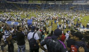 Potret tragedi sepak bola mematikan di El Salvador yang menewaskan 12 suporter (dok. AP/Milton Flores)