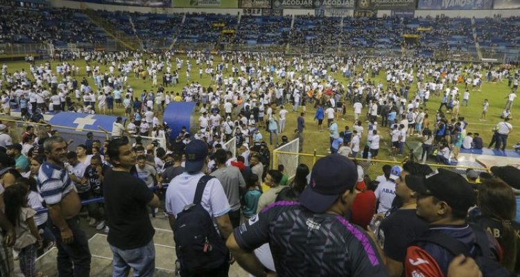 Potret tragedi sepak bola mematikan di El Salvador yang menewaskan 12 suporter (dok. AP/Milton Flores)