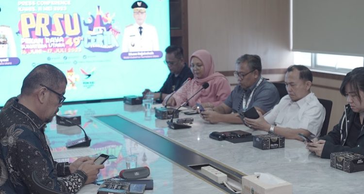 TEKS: Direktur Utama PT Pembangunan Prasarana Sumatera Utara (PPSU) Refli Yuner saat jumpa pers di Kantor Gubernur Sumut Jalan Pangeran Diponegoro Medan, Kamis (11/05/2023). (Foto:informasiterpercaya.com)