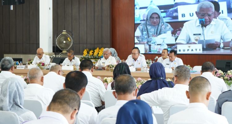 TEKS: Bupati Asahan H Surya, BSc saat membuka Rapat Koordinasi Pemerintahan (Rakorpem) Bulan April 2023 di Pendopo Rumah Dinas Bupati Asahan.(Foto:informasiterpercaya.com)