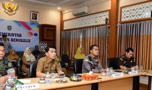 TEKS: Pemkab Bengkalis saat mengikuti rapat koordinasi pengendalian inflasi di ruang rapat Hang Jebat, Kantor Bupati Bengkalis, Senin 15 Mei 2023.(Foto:informasiterpercaya.com)