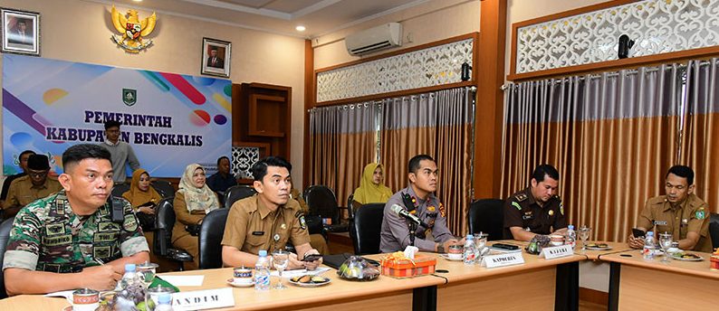 TEKS: Pemkab Bengkalis saat mengikuti rapat koordinasi pengendalian inflasi di ruang rapat Hang Jebat, Kantor Bupati Bengkalis, Senin 15 Mei 2023.(Foto:informasiterpercaya.com)