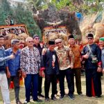 TEKS: Wakil Bupati Bagus Santoso diabadikan bersama dengan group reog Ponorogo baru-baru ini. (Dok)