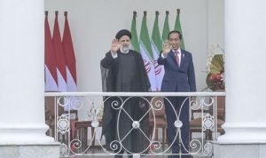 TEKS: Presiden Joko Widodo (kanan) bersama Presiden Iran Ebrahim Raeisi (kiri) melambaikan tangan di veranda Istana Bogor.(Foto:Ist)