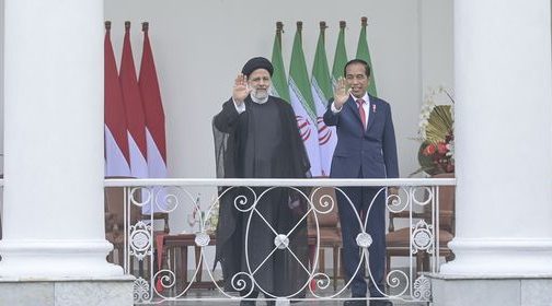 TEKS: Presiden Joko Widodo (kanan) bersama Presiden Iran Ebrahim Raeisi (kiri) melambaikan tangan di veranda Istana Bogor.(Foto:Ist)