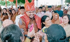 TEKS: Wali Kota Medan Bobby Nasution didampingi Wakil Wali Kota H Aulia Rachman, Sekda Kota Medan Wiriya Alrahman serta Asisten di lingkungan Setda Kota Medan menyalami satu persatu peserta upacara Peringatan Hari Pendidikan Nasional 2023 yang digelar di halaman depan Balai Kota Medan, Senin (2/5).(Foto/informasiterpercaya.com)