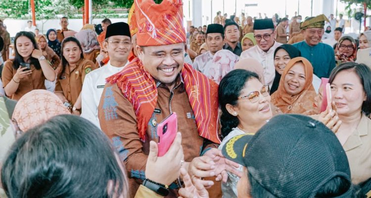 TEKS: Wali Kota Medan Bobby Nasution didampingi Wakil Wali Kota H Aulia Rachman, Sekda Kota Medan Wiriya Alrahman serta Asisten di lingkungan Setda Kota Medan menyalami satu persatu peserta upacara Peringatan Hari Pendidikan Nasional 2023 yang digelar di halaman depan Balai Kota Medan, Senin (2/5).(Foto/informasiterpercaya.com)