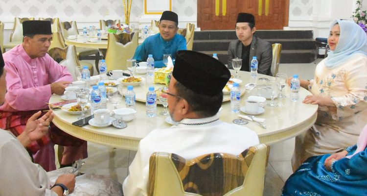 TEKS: Halal Bi Halal Pemerintah Kabupaten Bengkalis, Bupati Bengkalis Kasmarni menjamu sarapan bersama Ustadz Koh Dennis Lim dari Jakarta, Selasa, 2 Mei 2023 di Wisma Daerah Sri Mahkota Bengkalis.(Dok)