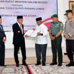 TEKS: Gubsu Edy Rahmayadi didampingi Sekretaris Daerah Provinsi Sumut Arief S Trinugroho menyerahkan Surat Menteri Dalam Negeri terkait Pelaksana Tugas (Plt) Bupati Padang Lawas di Rumah Dinas Gubernur Sumut, Jalan Sudirman Medan, Rabu (24/5/2023).(Foto:informasiterpercaya.com)