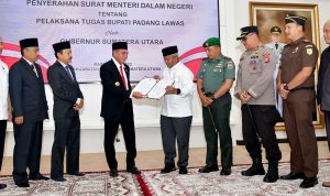 TEKS: Gubsu Edy Rahmayadi didampingi Sekretaris Daerah Provinsi Sumut Arief S Trinugroho menyerahkan Surat Menteri Dalam Negeri terkait Pelaksana Tugas (Plt) Bupati Padang Lawas di Rumah Dinas Gubernur Sumut, Jalan Sudirman Medan, Rabu (24/5/2023).(Foto:informasiterpercaya.com)