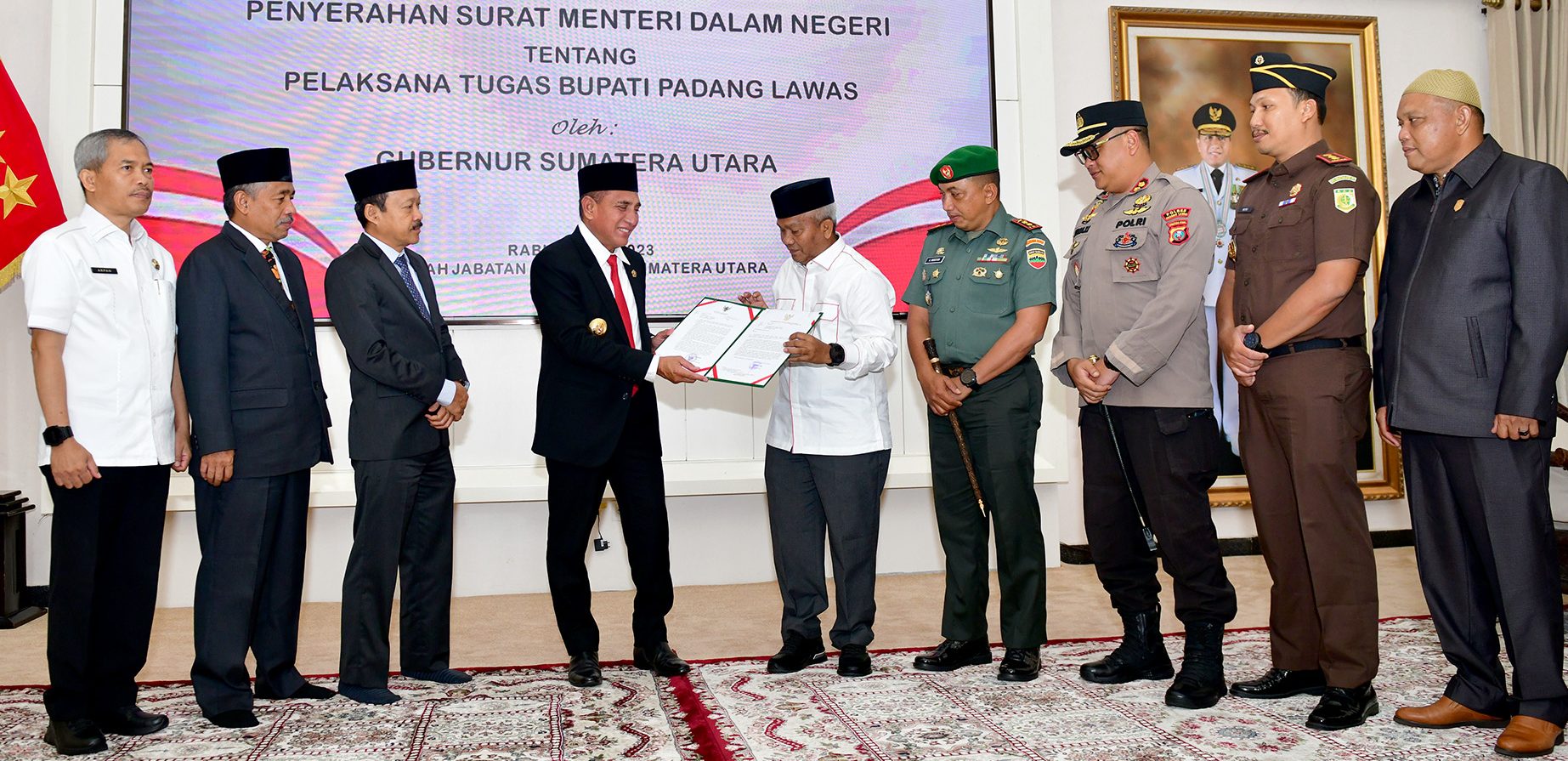 TEKS: Gubsu Edy Rahmayadi didampingi Sekretaris Daerah Provinsi Sumut Arief S Trinugroho menyerahkan Surat Menteri Dalam Negeri terkait Pelaksana Tugas (Plt) Bupati Padang Lawas di Rumah Dinas Gubernur Sumut, Jalan Sudirman Medan, Rabu (24/5/2023).(Foto:informasiterpercaya.com)