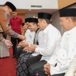 TEKS: Wali Kota Medan Bobby Nasution melakukan tepung tawar sekaligus minta doa dan dukungan penuh dari para ulama agar seluruh program pembangunan yang dilaksanakan Pemko Medan dapat berjalan dengan lancar, termasuk pembangunan Islamic Centre yang akan menjadi rumah bagi pergerakan peradaban Islam di ibukota Provinsi Sumatera Utara.(Foto/informasiterpercaya.com)