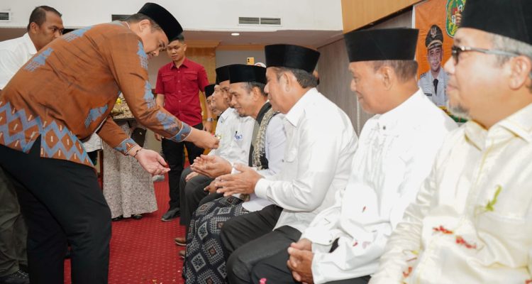 TEKS: Wali Kota Medan Bobby Nasution melakukan tepung tawar sekaligus minta doa dan dukungan penuh dari para ulama agar seluruh program pembangunan yang dilaksanakan Pemko Medan dapat berjalan dengan lancar, termasuk pembangunan Islamic Centre yang akan menjadi rumah bagi pergerakan peradaban Islam di ibukota Provinsi Sumatera Utara.(Foto/informasiterpercaya.com)