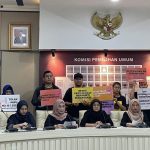 Aktivis Masyarakat Peduli Keterwakilan Perempuan saat melakukan aksi di KPU RI.(Foto:Ist)