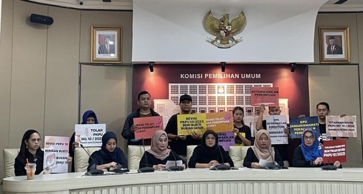 Aktivis Masyarakat Peduli Keterwakilan Perempuan saat melakukan aksi di KPU RI.(Foto:Ist)