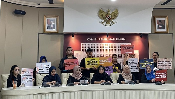 Aktivis Masyarakat Peduli Keterwakilan Perempuan saat melakukan aksi di KPU RI.(Foto:Ist)