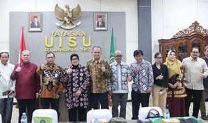 TEKS: Ketua Umum Pengurus Yayasan UISU Prof. H. Ismet Danial Nasution, drg, Ph.D, Sp.Pros(K), FICD, Kepala LLDIKTI Wilayah I SUMUT Prof. Drs. Saiful Anwar Matondang, M.A., Ph.D, Rektor UISU Dr. Safrida SE, M.Si, Dekan Fakultas Sastra Dr. Purwanto Siwi, MA beserta Tim Evaluasi Lapangan Direktorat Kelembagaan Ditjen Dikti foto bersama Jumat (5/5).(Foto/Ist)