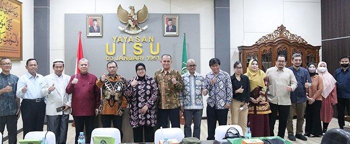 TEKS: Ketua Umum Pengurus Yayasan UISU Prof. H. Ismet Danial Nasution, drg, Ph.D, Sp.Pros(K), FICD, Kepala LLDIKTI Wilayah I SUMUT Prof. Drs. Saiful Anwar Matondang, M.A., Ph.D, Rektor UISU Dr. Safrida SE, M.Si, Dekan Fakultas Sastra Dr. Purwanto Siwi, MA beserta Tim Evaluasi Lapangan Direktorat Kelembagaan Ditjen Dikti foto bersama Jumat (5/5).(Foto/Ist)