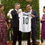 Presiden Jokowi didampingi Ibu Negara Iriana menerima seragam timnas Argentina dari Presiden Argentina Mauricio Macri.(Foto:Ist)