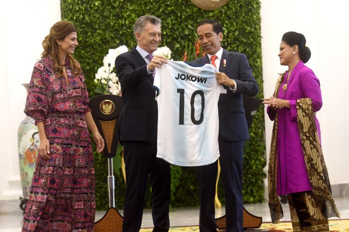 Presiden Jokowi didampingi Ibu Negara Iriana menerima seragam timnas Argentina dari Presiden Argentina Mauricio Macri.(Foto:Ist)