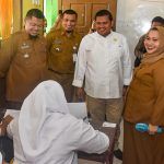 TEKS: Bupati Bengkalis Kasmarni ketika melakukan peninjauan Asesmen Sumatif SD dan SMP di Kecamatan Pinggir dan Mandau, didampingi Anggota DPRD Bengkalis, Septian Nugraha, para Camat dan Kadisdik, serta sejumlah pejabat di lingkungan Pemkab Bengkalis.(Foto:informasiterpercaya.com)