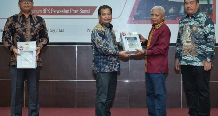 TEKS: Bupati Asahan H Surya, BSc dan Ketua DPRD Kabupaten Asahan H Baharuddin Harahap saat penandatanganan berita acara LKPD Tahun 2022 disaksikan oleh Kepala Perwakilan BPK Perwakilan Sumatera Utara.(Foto:informasiterpercaya.com)