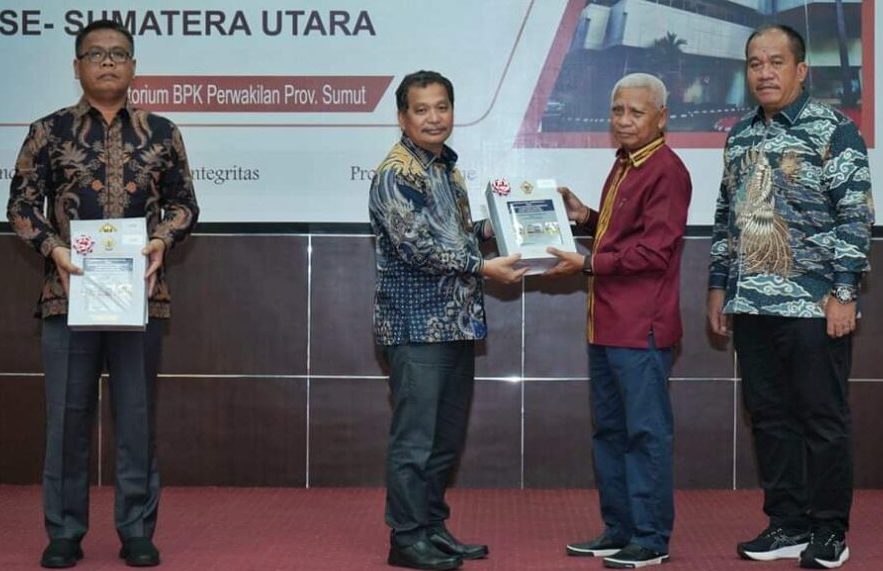 TEKS: Bupati Asahan H Surya, BSc dan Ketua DPRD Kabupaten Asahan H Baharuddin Harahap saat penandatanganan berita acara LKPD Tahun 2022 disaksikan oleh Kepala Perwakilan BPK Perwakilan Sumatera Utara.(Foto:informasiterpercaya.com)