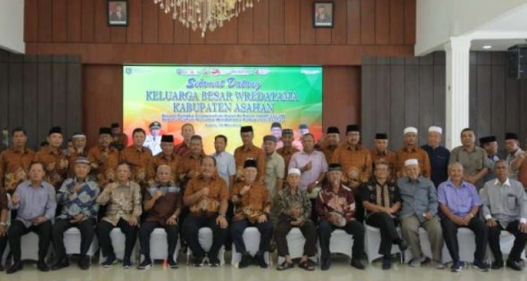 TEKS: Bupati Asahan H Surya, BSc saat foto bersama dengan Persatuan Wredatama Republik Indonesia (PWRI) Kabupaten Asahan di Pendopo Rumah Dinas Bupati Asahan.(Foto:informasiterpercaya.com)